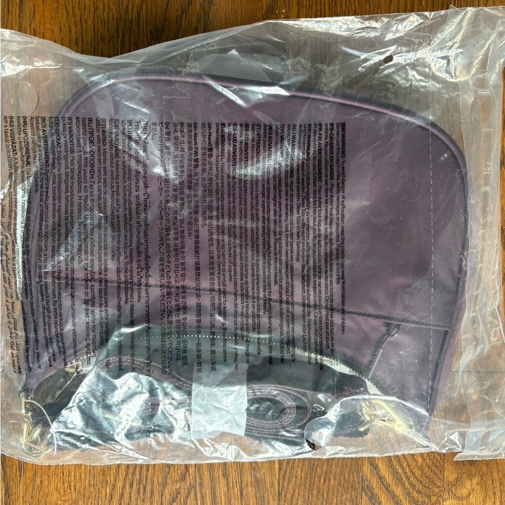 NWT Lululemon City Essentials Small Purse 3L in Black Plum - Picture 4 of 5